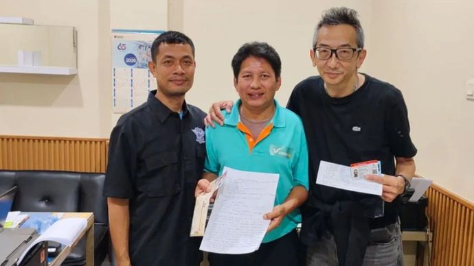 Sopir taksi listrik Green SM, Budi Hendra, dan pengemudi mobil listrik BYD, Agustam, yang sempat terlibat perselisihan hingga terseret di Exit Tol Tomang, Jakarta Barat, sepakat untuk menyelesaikan permasalahan secara kekeluargaan dan saling berdamai, Senin (21/9/2026).