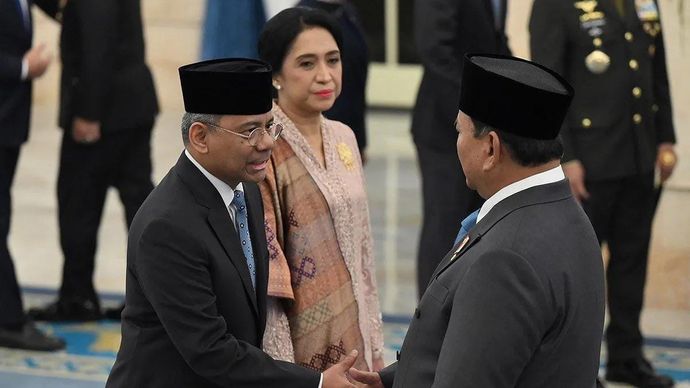 Presiden Prabowo Subianto (kanan) menyalami pejabat baru Menteri Keuangan Suahasil Nazara (kiri) yang didampingi istri Christina Pusporini Messakh (tengah) usai pelantikan di Istana Negara, Jakarta, Senin, 14 September 2026