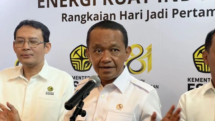 Menteri Energi dan Sumber Daya Mineral (ESDM) Bahlil Lahadalia memberi keterangan ketika ditemui di sela-sela acara Donor Darah Ditjen Minerba yang digelar di Jakarta, Senin (21/9/2026).