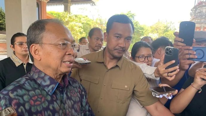 Gubernur Bali Wayan Koster respons soal isu sejumlah hotel dijual, Denpasar, Senin, 21 September 2026
