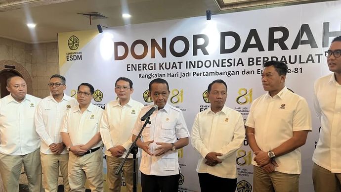 Menteri Energi dan Sumber Daya Mineral (ESDM) Bahlil Lahadalia (tengah) ketika ditemui di sela-sela acara Donor Darah Ditjen Minerba yang digelar di Jakarta