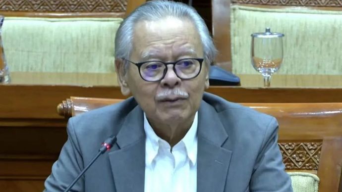 Mantan pimpinan Komisi Pemberantasan Korupsi (KPK) Erry Riyana saat rapat dengan Komisi III DPR RI di kompleks parlemen, Jakarta, Senin, 21 September 2026.