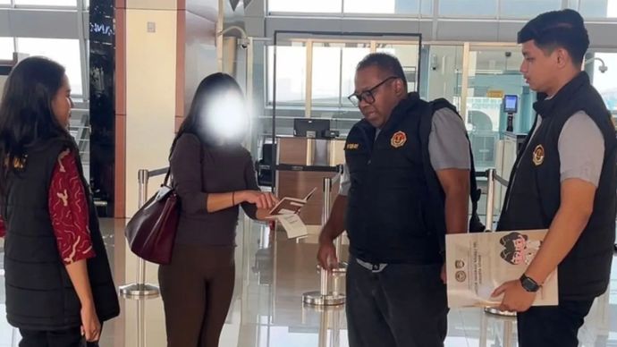 Petugas Kantor Imigrasi Kelas I TPI Jakarta Utara mendeportasi WNA asal Thailand yang membuka kursus teknik pijat kecantikan (face lifting) di sebuah hotel di wilayah Pademangan, Jakarta Utara.