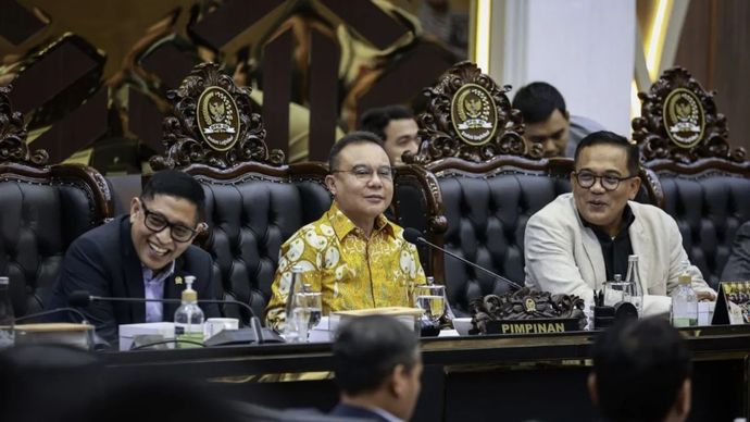 Wakil Ketua DPR Sufmi Dasco Ahmad (tengah) bersama Ketua Badan Legislasi (Baleg) DPR Bob Hasan (kiri) dan Wakil Ketua Baleg Ahmad Iman Sukri (kanan) memimpin rapat pleno Baleg di Kompleks Parlemen, Senayan, Jakarta, Senin, 21 September 2026. Badan Legislasi DPR bersama perwakilan pemerintah menyetujui RUU tentang Pengaturan Reforma Agraria untuk dibawa ke Rapat Paripurna DPR.