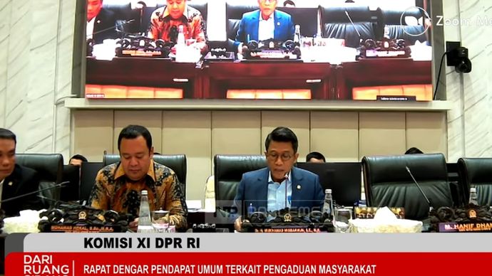 Rapat Komisi XI DPR RI terkait pengaduan PHK di Maybank. 
