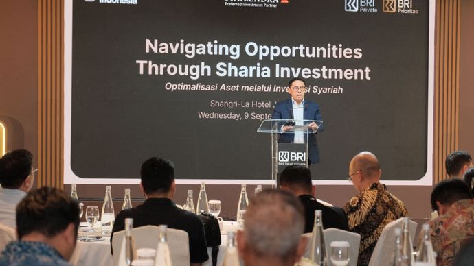 Direktur Consumer Banking BRI Aris Hartanto saat menyampaikan pandangannya dalam Sharia Wealth Forum 2026 bertajuk &ldquo;Navigating Opportunities Through Sharia Investment&rdquo; yang digelar BRI bersama Syailendra Capital di Shangri-La Hotel, Jakarta.