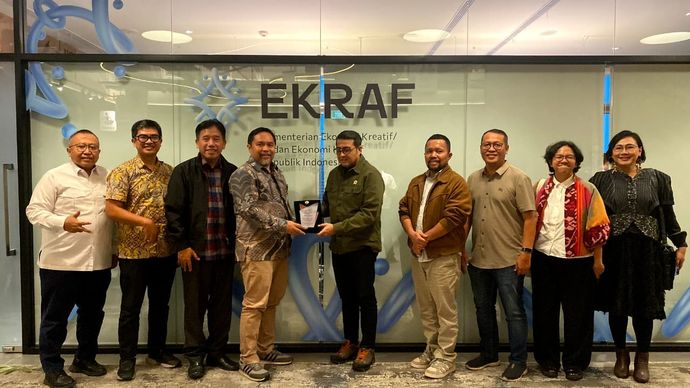 Menteri Ekraf Teuku Riefky Harsya menerima audiensi jajaran pengurus Asosiasi Media Siber Indonesia (AMSI) di Autograph Tower, Jakarta, Senin (21/9), guna memperkuat sinergi dan kolaborasi heksa heliks dalam menghadapi dinamika media digital serta teknologi AI.