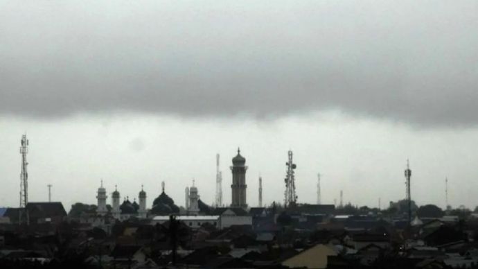 Ilustrasi - Awan gelap disertai hujan menyelimuti wilayah udara ibu kota Banda Aceh