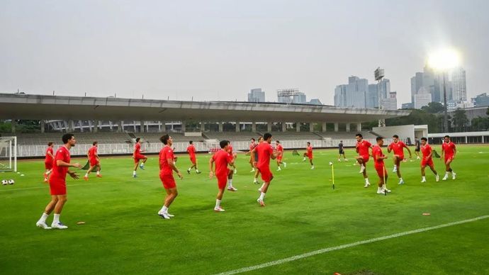 Sejumlah pesepak bola Timnas Indonesia mengikuti sesi latihan di Stadion Madya, Senayan, Jakarta, Selasa, 22 September 2026. Latihan Timnas Indonesia tersebut untuk persiapan FIFA ASEAN Cup 2026 melawan Singapura di Stadion Gelora Bung Karno pada Jumat, 25 September 2026.