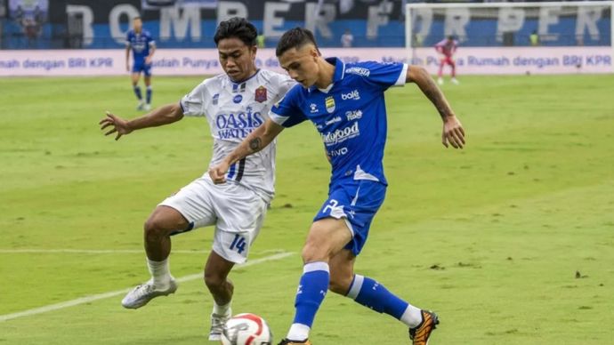 Arsip - Pesepak bola Persib Bandung Eliano Johannes Reijnders (kanan) berebut bola dengan pesepak bola Persijap Jepara Rahmat Hidayat (kiri) saat pertandingan terakhir BRI Super League 2025/2026 di Stadion Gelora Bandung Lautan Api (GBLA), Bandung, Jawa Barat, Sabtu, 23 Mei 2026.