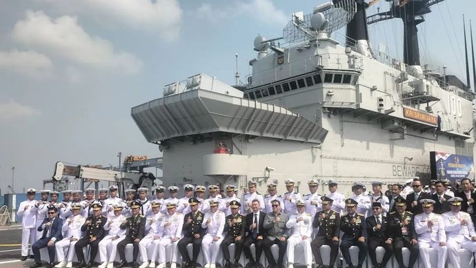 Jajaran pejabat TNI berfoto di atas KRI Sriwijaya-100 di Dermaga 107, Pelabuhan Tanjung Priok, Jakarta Utara, Kamis, 24 September 2026