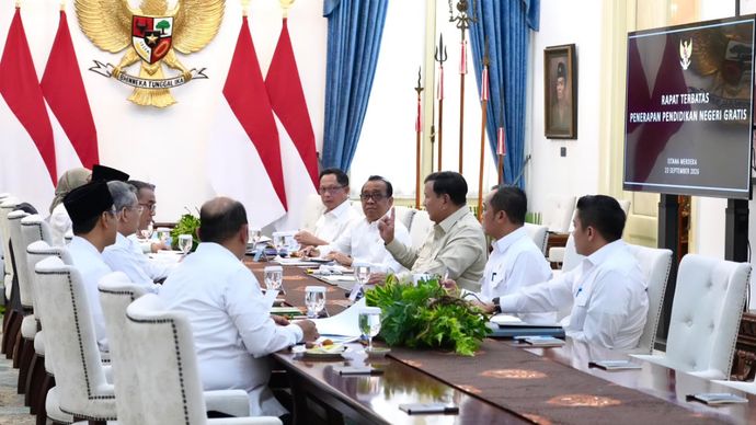 Prabowo Subianto memimpin rapat terbatas yang membahas percepatan penerapan pendidikan gratis di sekolah negeri sebagai langkah memperluas akses pendidikan bagi masyarakat Indonesia
