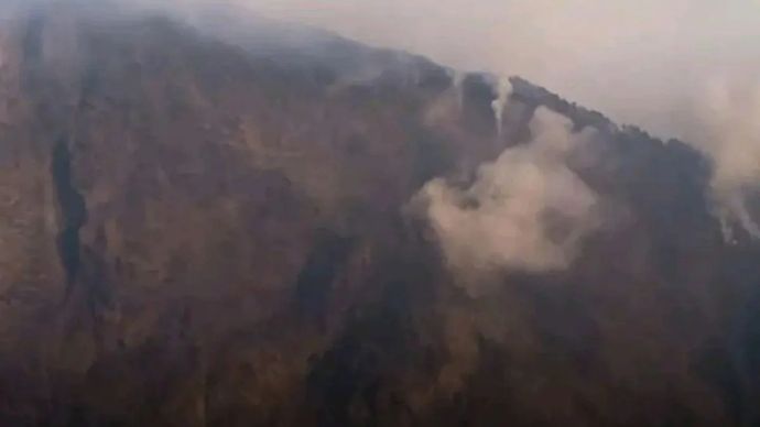 Arsip - Kepulan asap kebakaran lahan di kawasan Gunung Rinjani Lombok Nusa Tenggara Barat, Rabu, 23 September 2026.