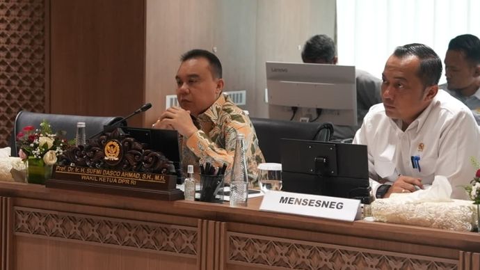 Wakil Ketua DPR RI Sufmi Dasco Ahmad (kiri). 