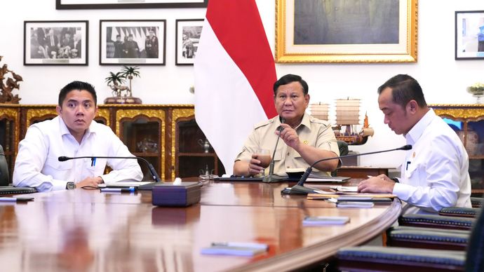 Presiden RI Prabowo Subianto memimpin rapat terbatas yang membahas penanggulangan kebakaran hutan dan lahan (karhutla) secara hybrid di Istana Merdeka, Jakarta, Rabu (23/9).