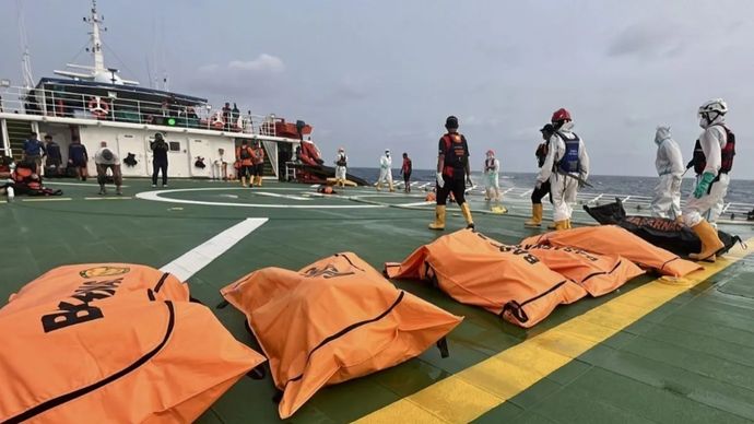 Tim SAR gabungan mengevakuasi total 14 jasad yang baru ditemukan dari dalam badan kapal yang tenggelam ke KN SAR Pacitan sebelum diterbangkan menggunakan Helikopter HR 3601 dan Panther TNI AL pada operasi SAR hari ke-12 kecelakaan KM Virgo Transport 8, di perairan Masalembo, Laut Jawa, Kamis, 24 September 2026.
