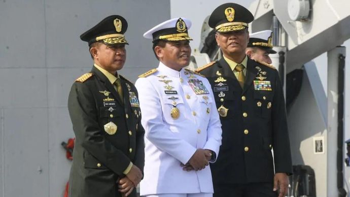 Panglima TNI Jenderal TNI Agus Subiyanto (kiri) berbincang dengan Kepala Staf TNI Angkatan Laut (KASAL) Laksamana TNI Muhammad Ali (tengah) dan Wakil Panglima TNI Jenderal TNI Tandyo Budi Revita (kanan) usai upacara penurunan Bendera Italia di dek penerbangan Kapal Induk ITS Giuseppe Garibaldi-500, Dermaga 107, Pelabuhan Tanjung Priok, Jakarta, Kamis, 24 September 2026. Penurunan Bendera Italia tersebut merupakan rangkaian dari acara serah terima Kapal Induk ITS Giuseppe Garibaldi-500 dari AL Italia kepada TNI AL dan berubah nama menjadi KRI Sriwijaya-100.