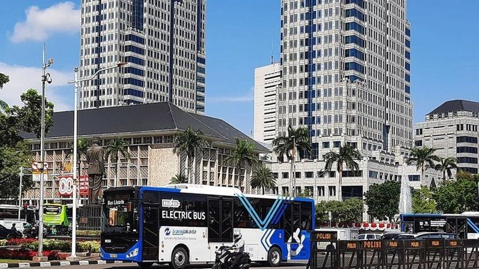 Ilustrasi - Bus Transjakarta melintas di Jalan Merdeka Selatan arah Balai Kota Jakarta