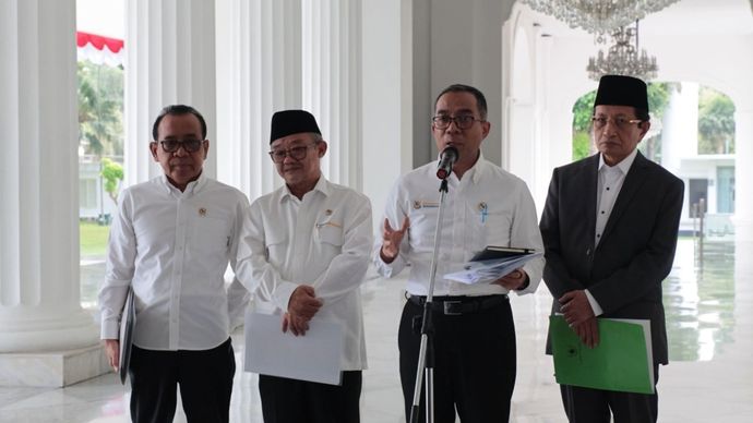 Menteri Pendidikan Tinggi, Sains, dan Teknologi (Mendiktisaintek) Brian Yuliarto (kedua dari kanan) menyampaikan keterangan pers terkait rencana pemerintah menggratiskan biaya pendidikan di perguruan tinggi negeri (PTN).
