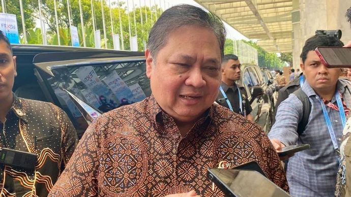Menteri Koordinator Bidang Perekonomian Airlangga Hartarto menjawab pertanyaan wartawan dalam wawancara cegat (doorstop) usai acara FEKDI x IFSE 2026 di Jakarta, Kamis, 25 September 2026