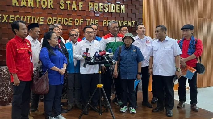 Kepala Staf Kepresidenan (KSP) Dudung Abdurachman (tengah) menyampaikan pernyataan pers usai menerima sejumlah perwakilan organisasi buruh di Kantor Staf Kepresidenan, Jakarta, Kamis, 24 September 2026.