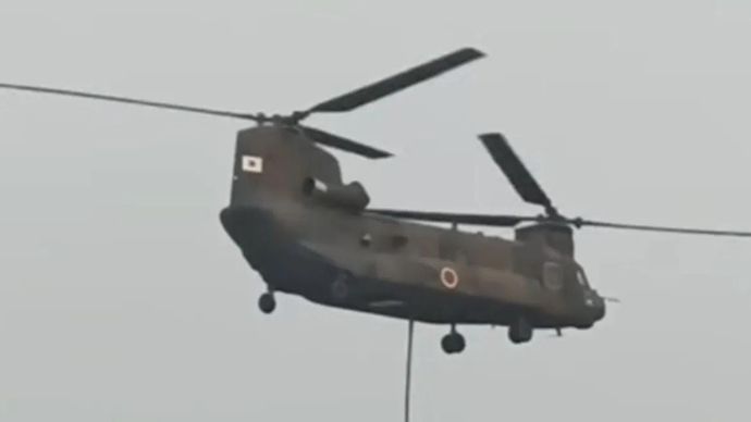 Helikopter Chinook CH-47 milik Jepang akhirnya melakukan water bombing perdana di Kabupaten Ketapang, Kalimantan Barat, setelah dua hari tertahan kondisi jarak pandang akibat kabut asap