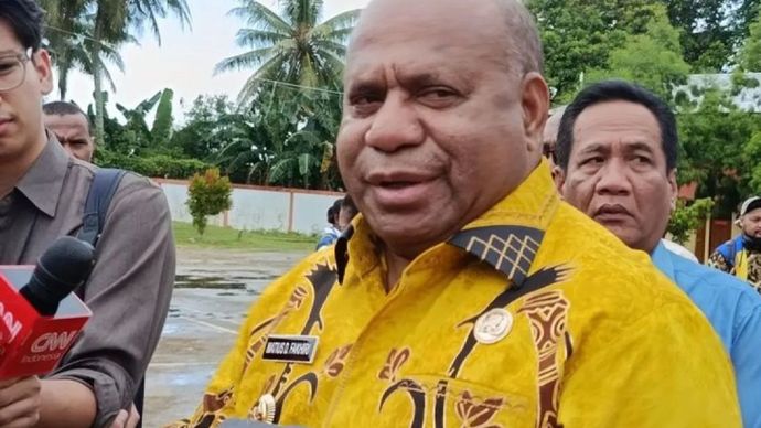 Arsip - Gubernur Papua Matius D Fakhiri diwawancarai wartawan di Jayapura, Papua terkait manfaat Sekolah Rakyat terintegrasi.