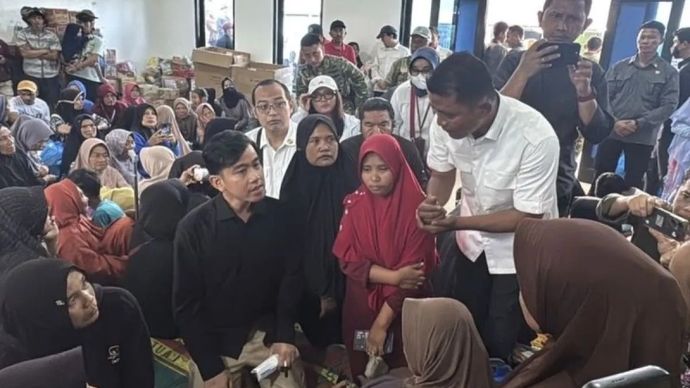 Wapres Gibran Rakabuming (tengah) saat meninjau posko pengungsi banjir bandang di Solok, Sumatera Barat, Jumat, 25 September 2026. 