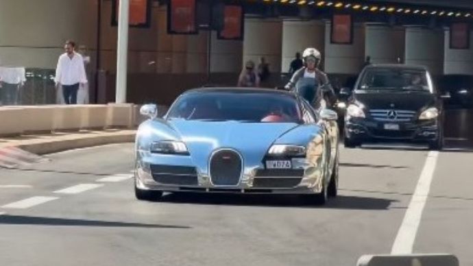Pembalap Formula 1, Fernando Alonso menambah koleksi mobil mewahnya dengan salah satu Bugatti Veyron paling langka dan istimewa yang pernah dibuat. (Foto: Tangkapan layar Instagram @monaco_luxurystyle)