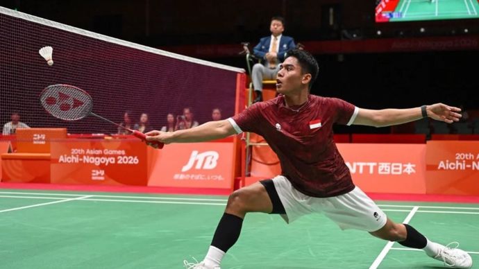 Pebulu tangkis tunggal putra Indonesia Moh. Zaki Ubaidillah mengembalikan kok ke arah pebulu tangkis tunggal putra China Weng Hongyang saat final beregu Asian Games Aichi Nagoya 2026 di Ichinomiya City Municipal Gymnasium, Nagoya, Aichi, Jepang, Kamis, 24 September 2026. Ubaidillah menang 2 gim langsung dengan skor 23-21, 21-13 sekaligus memastikan Indonesia meraih medali emas setelah unggul 3-2 dari keseluruhan lima pertandingan.