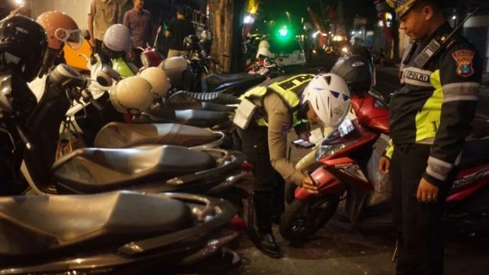 Petugas memotret nomor plat kendaraan yang kedapatan parkir atau berhenti di zona larangan parkir dan jalur trotoar untuk selanjutnya diinput secara otomatis melalui sistem Electronic Traffic Law Enforcement (ETLE) di Tulungagung, Jawa Timur, Rabu, 9 September 2026. Penindakan melalui sistem tilang elektronik tersebut untuk menekan pelanggaran parkir, mengembalikan fungsi trotoar bagi pejalan kaki, serta mendukung ketertiban dan keselamatan lalu lintas di wilayah perkotaan. 