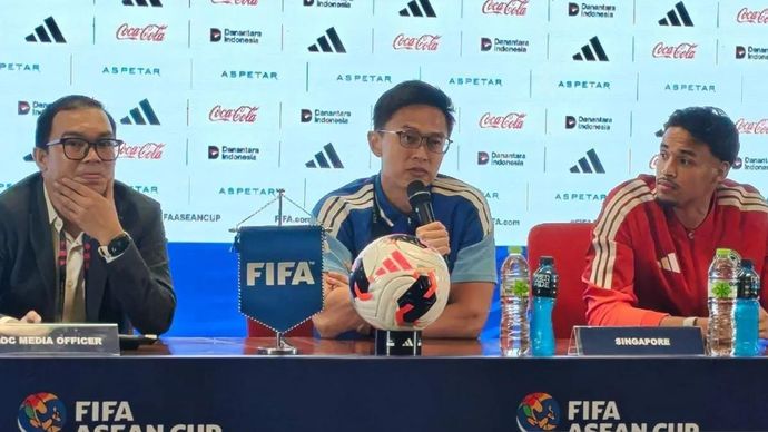 Pelatih Timnas Singapura Gavin Lee (tengah) memberikan keterangan dalam konferensi pers jelang laga melawan Timnas Indonesia pada FIFA ASEAN Cup 2026 di Stadion Utama Gelora Bung Karno (SUGBK), Jakarta