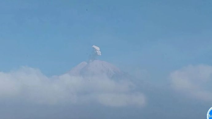 Gunung Semeru erupsi dengan tinggi letusan mencapai 700 meter di atas puncak pada Jumat, 25 September 2026. 