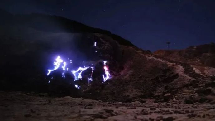 Suasana kawasan kawah di Gunung Papandayan yang terjadi peningkatan aktivitas yang terdeteksi muncul api berwarna biru dan potensi bahaya dengan kemunculan blue-fire atau semburan gas dan paparan gas vulkanik beracun di atas ambang batas di kawasan kawah gunung sejak 24 September 2026. 