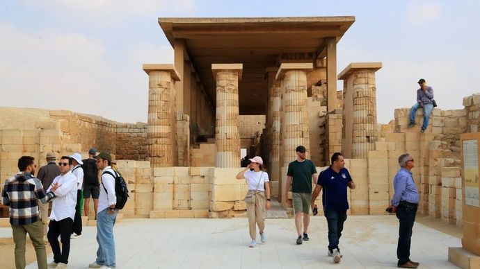 Para wisatawan mengunjungi kompleks Piramida Bertingkat di nekropolis Saqqara, selatan Kairo, Mesir, pada 12 November 2024. Piramida Bertingkat, Situs Warisan Dunia UNESCO, dirancang dan dibangun oleh arsitek Imhotep pada abad ke-27 SM selama Dinasti Ketiga untuk menyimpan mumi Firaun Djoser. 