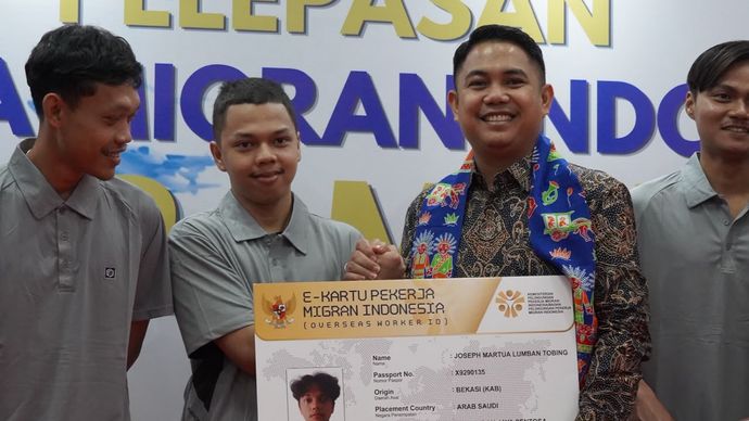 Wamen Dzulfikar Lepas 37 Pekerja Migran Indonesia Program SMK Go Global ke Arab Saudi, Dorong Transfer Ilmu