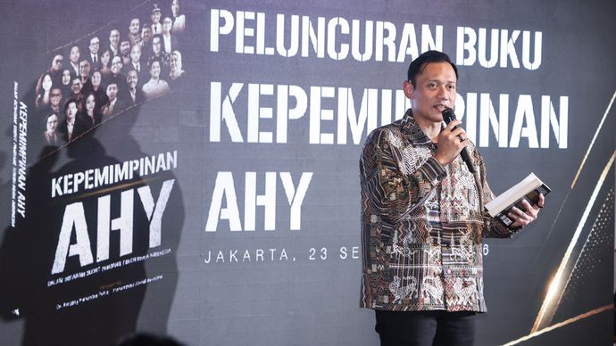 Menteri Koordinator Bidang Infrastruktur dan Pembangunan Kewilayahan, Agus Harimurti Yudhoyono (AHY), memberikan sambutan dan paparan dalam acara peluncuran buku 