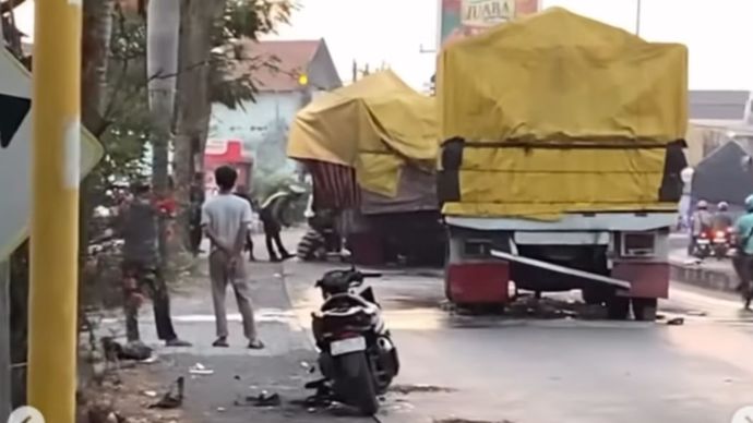 Kecelakaan beruntun melibatkan tiga truk dan satu sepeda motor terjadi di Jalan Raya Lamongan, tepatnya depan SPBU Nginjen, Desa Pandanpancur, Kecamatan Deket, Kabupaten Lamongan, Sabtu (26/9/2026) dini hari. 