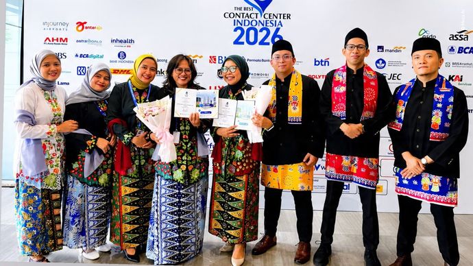 Tim layanan informasi publik dan perwakilan Customer Relation Officer (CRO) PT Pertamina (Persero) berpose bersama usai memboyong tiga penghargaan bergengsi dalam ajang The Best Contact Center Indonesia 2026.