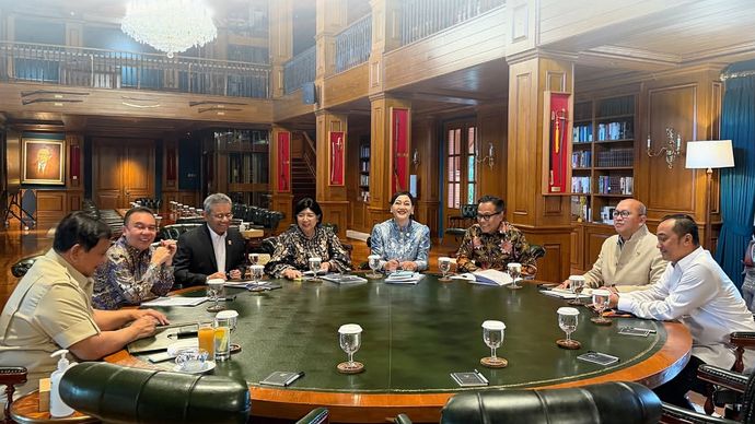 Presiden Prabowo Subianto menerima Ketua Dewan Komisioner Otoritas Jasa Keuangan (OJK) Friderica Widyasari Dewi di kediaman pribadinya di Hambalang, Bogor, Jawa Barat (Jabar)