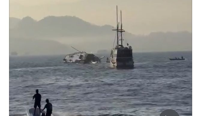 Kapal pinisi tenggelam di Labuan Bajo. 