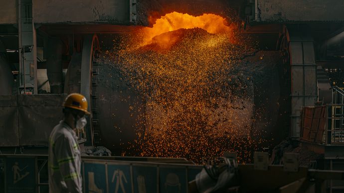 PT Merdeka Battery Materials Tbk (MBMA) mencatat lonjakan kinerja keuangan pada semester I 2026, seiring peningkatan produksi dan penjualan bijih nikel, penguatan kinerja pengolahan, serta kenaikan harga jual realisasi bijih nikel. 