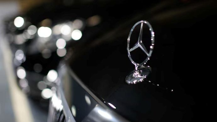 Logo Mercedes-Benz terlihat pada sebuah mobil di kantor pusat Chabe, di Nanterre dekat Paris, Prancis, 2 Juli 2020. (Foto Dok/Gonzalo Fuentes/Reuters)