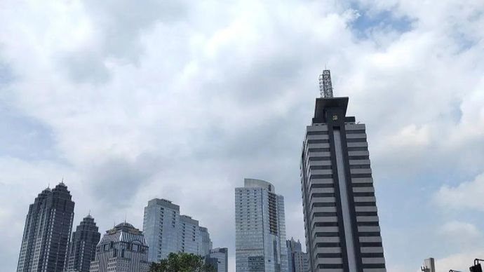 Ilustrasi - Cuaca cerah berawan di kawasan Sudirman Central Business District (SCBD) Jakarta Selatan.