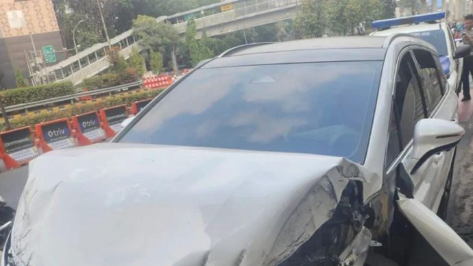 Direktorat Lalu Lintas (Ditlantas) Polda Metro Jaya tengah menyelidiki penyebab pasti kecelakaan lalu lintas tunggal sebuah mobil yang berujung pada rusaknya sejumlah fasilitas umum di Jalan Gatot Subroto, Jakarta Selatan, pada Minggu, 27 September 2026