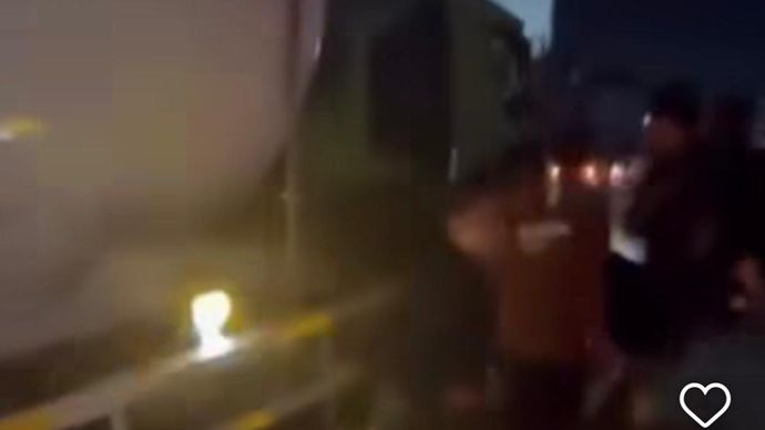 Pemotor terlindas truk di Flyover Cikampek, Karawang. 
