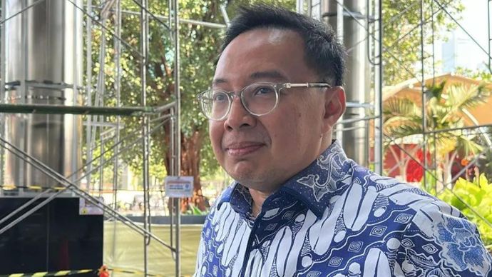 KPK periksa anggota BPK RI Bobby Rizaldi usai pemanggilan 25 September  Senin, 28 September 2026 13:34 WIB  waktu baca 2 menit KPK periksa anggota BPK RI Bobby Rizaldi usai pemanggilan 25 September Anggota V Badan Pemeriksa Keuangan (BPK) RI Bobby Adhityo Rizaldi memenuhi panggilan Komisi Pemberantasan Korupsi sebagai saksi dengan tiba di Gedung Merah Putih KPK, Jakarta, Kamis. (ANTARA/Rio Feisal) Saat ini yang bersangkutan masih menjalani pemeriksaan oleh penyidik Jakarta (ANTARA) - Komisi Pemberantasan Korupsi (KPK) memeriksa anggota V Badan Pemeriksa Keuangan (BPK) RI Bobby Adhityo Rizaldi sebagai saksi seusai pemanggilan pada 25 September 2026.  &ldquo;Hari ini, Senin (28/9), saksi BB (Bobby) hadir pada penjadwalan ulang pemeriksaannya dalam penyidikan perkara dugaan suap terkait audit BPK di Pemerintah Kabupaten Muara Enim,&rdquo; kata Juru Bicara KPK Budi Prasetyo kepada para jurnalis di Jakarta, Senin.  Menurut Budi, Bobby memenuhi panggilan tersebut dengan tiba di Gedung Merah Putih KPK, Jakarta, pada pukul 09.57 WIB.  Baca juga: KPK panggil anggota BPK RI Bobby Rizaldi usai pemeriksaan pada 16 Juli  &ldquo;Saat ini yang bersangkutan masih menjalani pemeriksaan oleh penyidik,&rdquo; kata Budi per pukul 13.01 WIB.    Adapun Bobby tidak memenuhi panggilan KPK pada 25 September 2026 karena ada agenda lain sehingga dijadwalkan ulang pada Senin ini.  Kasus tersebut bermula dari operasi tangkap tangan (OTT) yang digelar KPK pada 7 dan 8 Juni 2026. Dalam operasi itu, KPK mengamankan sejumlah pihak, termasuk Bupati Muara Enim Edison.  Pada 9 Juni 2026, KPK menetapkan empat tersangka dalam perkara dugaan suap pengadaan barang dan jasa serta penerimaan lainnya di lingkungan Pemerintah Kabupaten Muara Enim tahun anggaran 2025&ndash;2026.  Keempat tersangka tersebut ialah Edison, Sekretaris Dinas Pendidikan dan Kebudayaan Muara Enim Abi Nurwardani, pegawai pemasaran PT Millenium Solusi Abadi Cory Erin Hardi, dan Adi Triyadi yang merupakan keponakan Edison.  Baca juga: KPK gali pengetahuan anggota BPK Bobby Rizaldi soal Augusz Dewanggara    KPK kemudian menggelar OTT lanjutan pada 10 Juni 2026 dan mengamankan aparatur sipil negara pada BPK RI.  Sehari kemudian, KPK menetapkan lima tersangka dalam perkara dugaan suap pengondisian hasil audit BPK terhadap Pemerintah Kabupaten Muara Enim tahun anggaran 2025.  Kelima tersangka tersebut ialah Edison, Cory Erin Hardi, Direktur PT Millenium Solusi Abadi Fika Nur Alawi, pihak swasta Augusz Dewanggara, dan ASN BPK RI Titin Rita Lestari.  Augusz diduga pernah menjadi staf ahli Anggota V BPK RI Bobby Adhityo Rizaldi, sedangkan Titin pernah menjabat sebagai Ketua Tim Pemeriksaan BPK Perwakilan Sumatera Selatan.  Pada 13&ndash;14 Juli 2026, KPK menggeledah rumah Bobby dan menyita sejumlah barang bukti elektronik. Bobby kemudian diperiksa sebagai saksi oleh KPK pada 16 Juli 2026