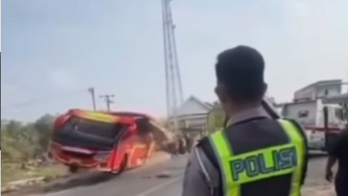  Bus penumpang Adhi Prima terguling hingga posisi roda berada di atas setelah mengalami kecelakaan tunggal di Jalan Lintas Timur (Jalintim) KM 190, Desa Wirabangun, Kecamatan Simpang Pematang, Kabupaten Mesuji, Senin (28/9/2026) dini hari.