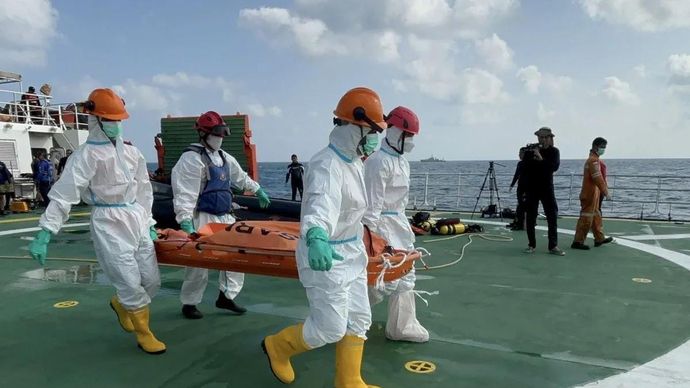Tim SAR gabungan mengevakuasi lima jasad yang baru ditemukan dari dalam badan kapal yang tenggelam dinaikkan ke KRI Gusti Ngurah Rai dan KN SAR Purworejo sebelum diterbangkan menggunakan Helikopter HR 3601 Basarnas dan HS 1331 TNI AL pada operasi SAR hari ke-16 kecelakaan KM Virgo Transport 8, di perairan Masalembo, Laut Jawa, Senin, 28 September 2026