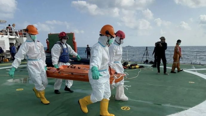 Tim SAR gabungan mengevakuasi lima jasad yang baru ditemukan dari dalam badan kapal yang tenggelam dinaikkan ke KRI Gusti Ngurah Rai dan KN SAR Purworejo sebelum diterbangkan menggunakan Helikopter HR 3601 Basarnas dan HS 1331 TNI AL pada operasi SAR hari ke-16 kecelakaan KM Virgo Transport 8, di perairan Masalembo, Laut Jawa, Senin, 28 September 2026.